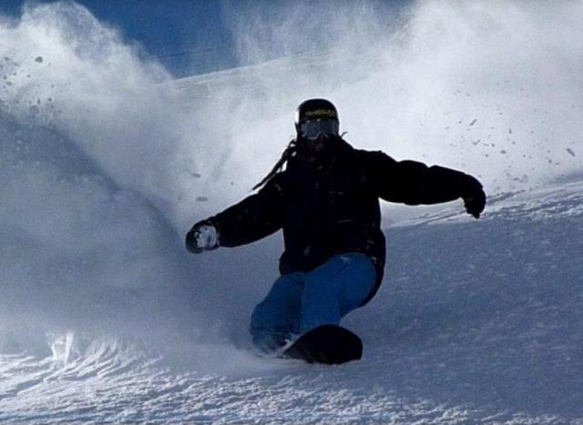 Deslizandose sobre la nieve con la tabla de snow